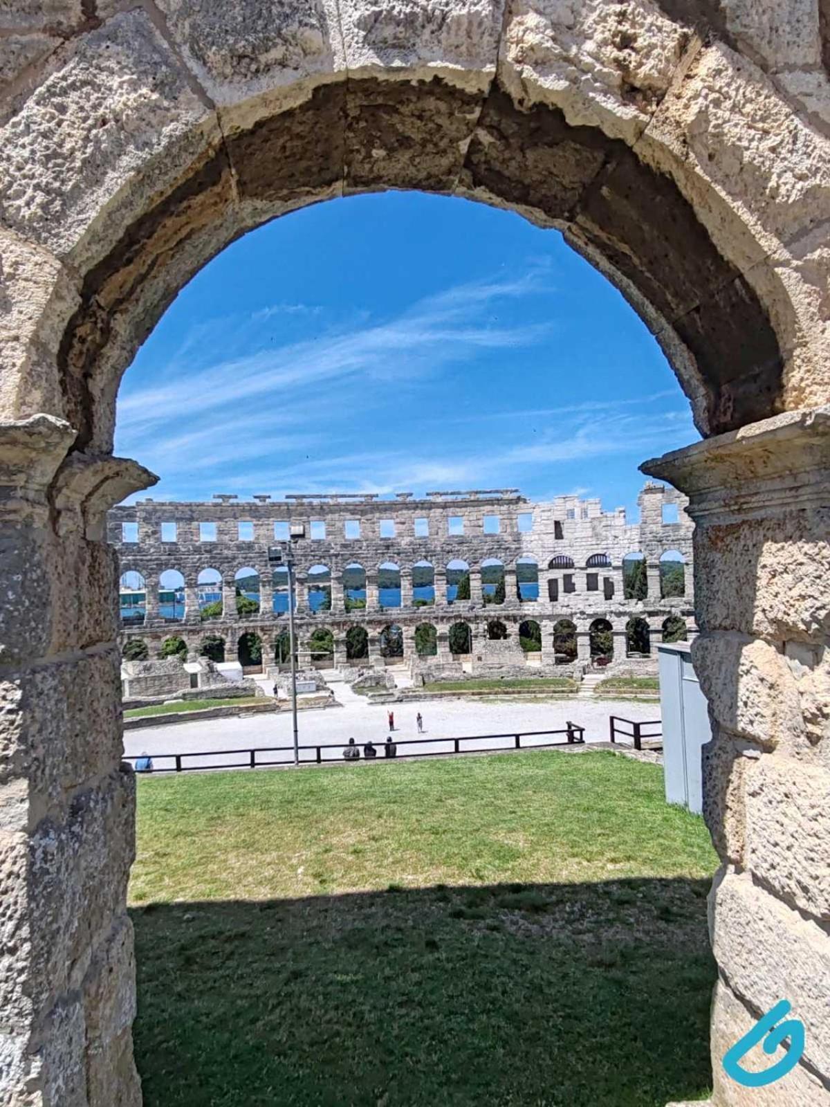 Arena Parkside Residence Пула Екстериор снимка